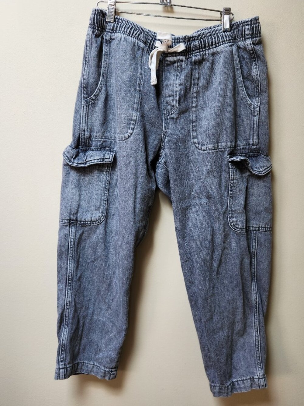 GAP Cropped Denim Cargo Jogger Pants in Faded grey